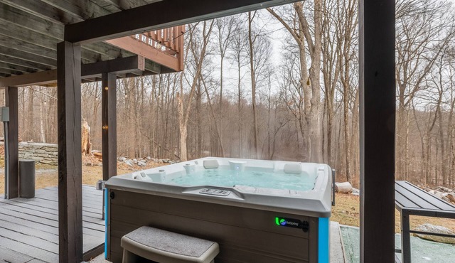 5 min to Water , Chic & Cozy , Hot Tub , Game Room