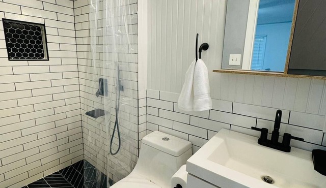 5 Min to World Cup Stadium - Sleeps 8 -Parking -Groups Welcome