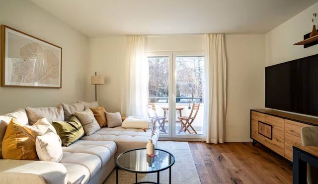 5 min to Zurich Airport, Riverside Balcony, Ergonomic Workspace, Free Parking