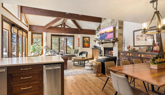 5 Min Walk DV Ski Slopes, Luxury, Family & Pet Friendly