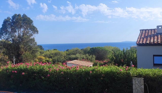 5 min walk from beaches: modern villa ideally located. Piscine vue mer(Gigaro)