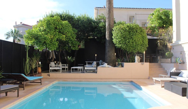 5 min walk from the Palais Festival mansion with pool and 7 bedrooms
