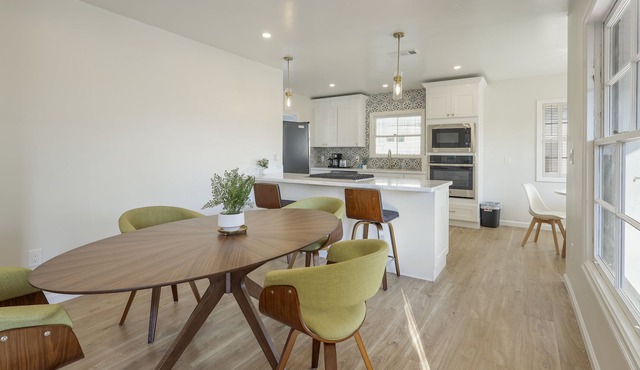 5 min walk from UOP & Miracle Mile- Updated home with master suite!