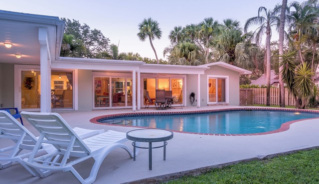 5 Min Walk - Golf Cart Included - Central Beach - House w Large Backyard & Pool