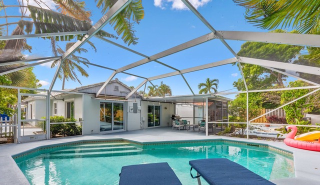 5 min Walk to Beach ~ Pool ~ Beach Chairs