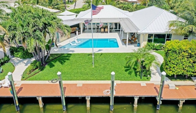 5 Min Walk to Beach ~ Heated Pool ~ Dock ~ Bikes