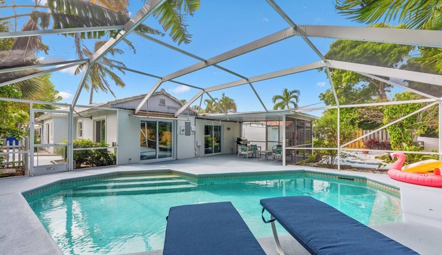 5 min Walk to Beach ~ King Bed ~ Beach Chairs