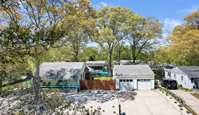 5-Min Walk to Bay Beach Sleeps 10 Sunset Views Huge Deck + Outdoor Shower