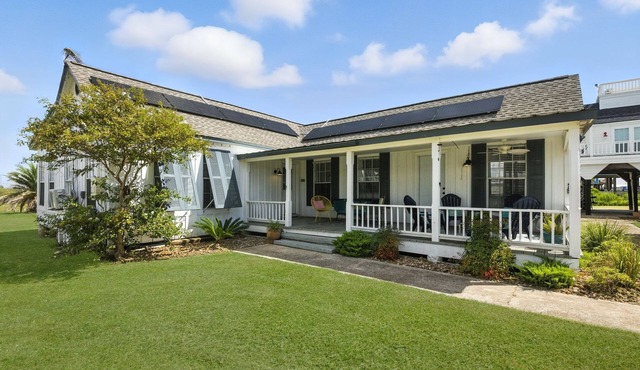5-Min Walk to Beach, Pets & Families + Large Porch