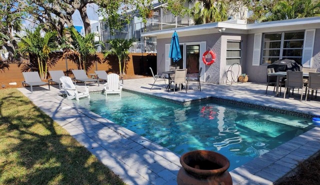 5 Min walk to Beach & Village, Private Pool,On the Canal
