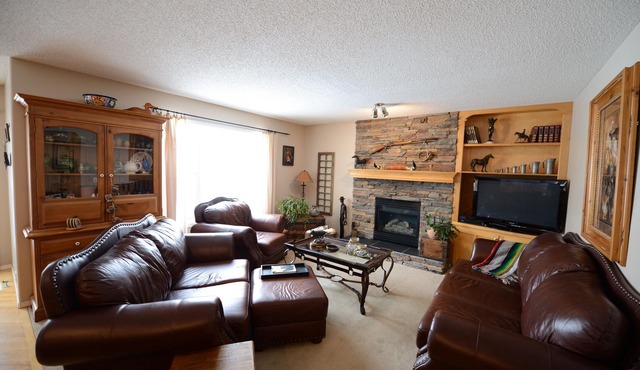 5 min walk to community lake, 1 hour from the mountains, close to Spruce Meadows