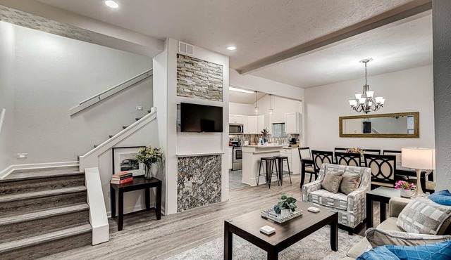 5 min walk to LucasOil, Gainsbridge, Downtown Shopping