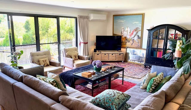 5 min walk to Milton Village, 5 min drive to the beach.