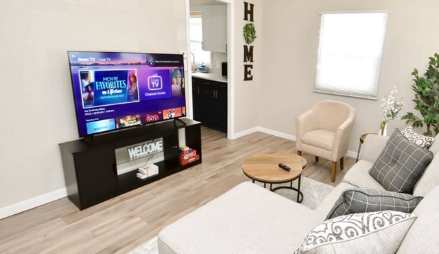 5 min walk to Notre Dame! Modern home (517)