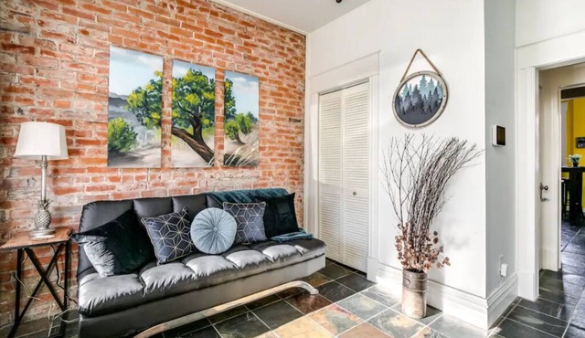5 min Walk to Pearl St - WiFi-King Bed-W&D