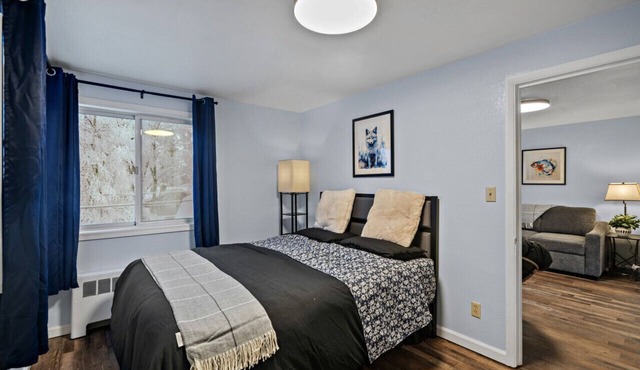 5 Min walk to restaurants/cafes, 8 min drive to airport, 10 min walk to trails.