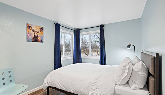 5 Min walk to restaurants/cafes, 8 min drive to airport, 10 min walk to trails.