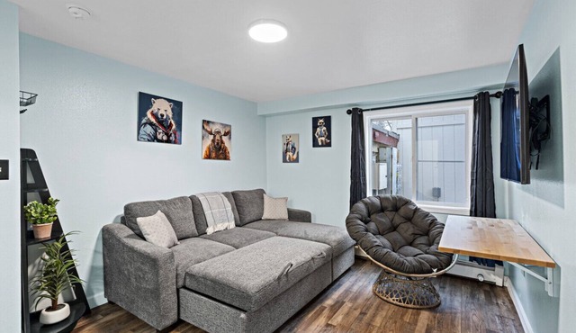 5 Min walk to restaurants/cafes, 8 min drive to airport, 10 min walk to trails.