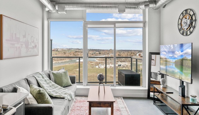 5 min Walk to Saddledome | King Bed | Sofa Bed | AC | Beside Fort Calgary