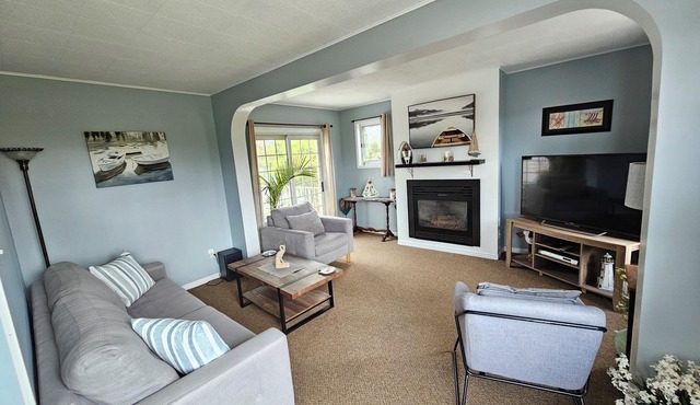 5 Min Walk To Sandy Beach! Fully equipped 3BR Beach Cottage - Pet Friendly!