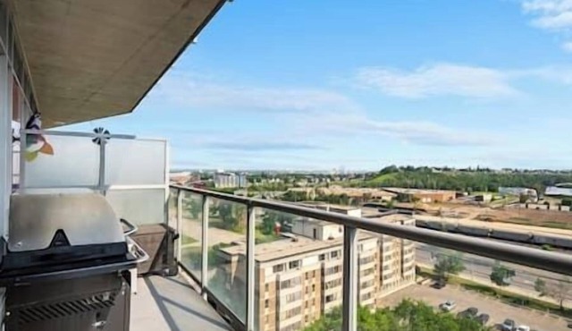 5 min walk to Stampede | 2BR |AC |Near Frt Calgary