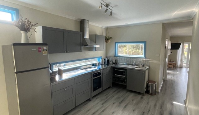 5 min walk to the Beach!