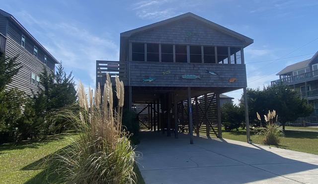 5 min walk to the beach! BEST porch ever, dogs are welcome