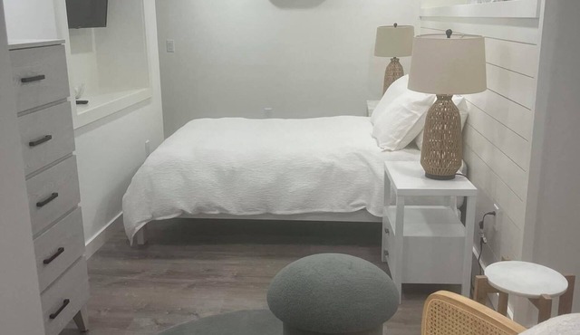 5 min walk to the BEACH ON MARTHA'S VINEYARD. Beautiful, new, modern, 1BED/1BATH