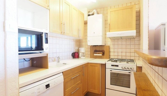 5 min walk to the beach, quiet location, sleeps 4, fully equipped with storeroom, parking and.