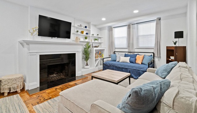 5 min walk to the Lincoln Park Zoo!!