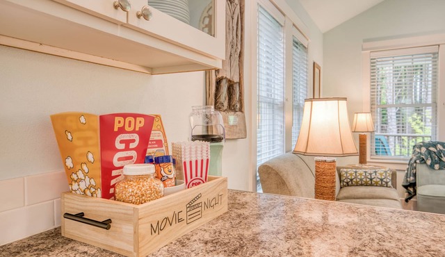 5 min. Walk to Town & Beach, PRVT Backyard + Greenbelt Views