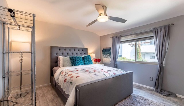 5 Min Walk to Ventura Blvd 2 Primary Bedroom Suites plus W/D - Parking