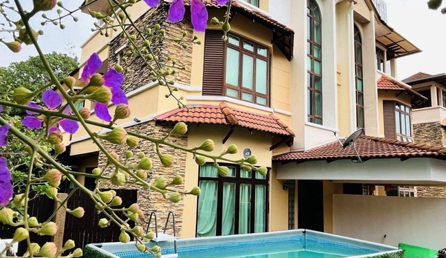 5 Mins Away From Beach !