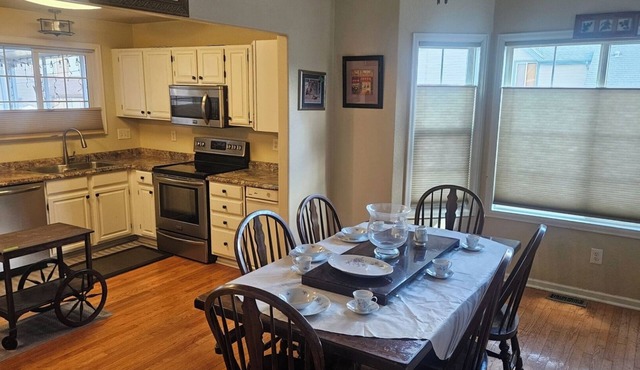 5 mins from Chadfield reservoir Tranquil 4-bedroom house AC in West Littleton