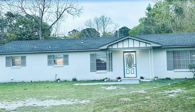 5 mins from I-10 ,4 bedrooms and very spacious private 2400 sq ft home.