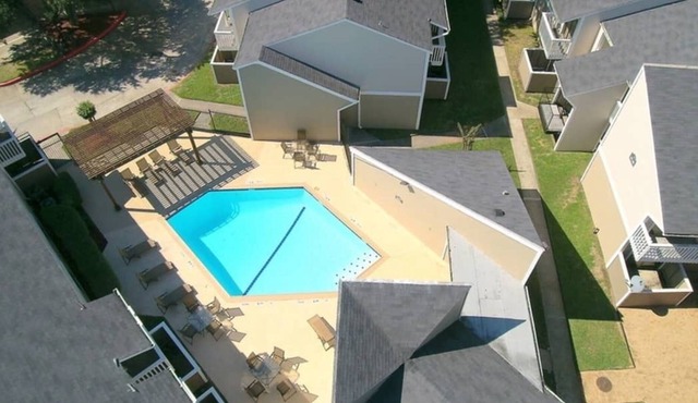 5 Mins From IAH Remodeled/ FamilyApt/ Free Parking & Wifi