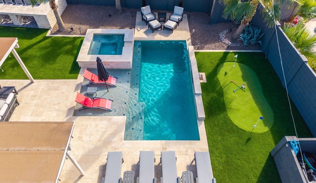 5 mins from Old Town! PuttPutt, Outdoor TVs & BBQ Bar, Pool & Spa!
