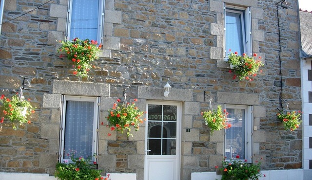 5 MINS FROM PAIMPOL BREHAT, 40 MINS FROM COTE DE GRANIT ROSE. 2 TO 12 ADULTS