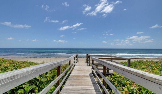 5 Mins from the Beach! Private Pool and Hot Tub, Mini-Golf & Entertainment