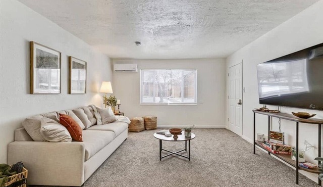 5 Mins off i15, Pickle Ball Courts Close By!