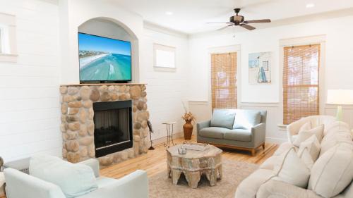 5 Mins to Beach Shared Pool Covered Deck Bikes Heron Cottage by AvantStay