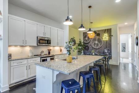 5 Mins to Belmont and Vandy, Rooftop Deck, Garage, 4 Bedroom Home with Rooftop and Grill, 10 Mins to Broadway, Perfect for Groups, 24 Hour Hospitality, Also Available for Long Term Rental