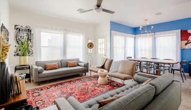 5 mins to best of ATX, Stocked kitchen, 4BR 2.5BA, Backyard, Grill, yard games