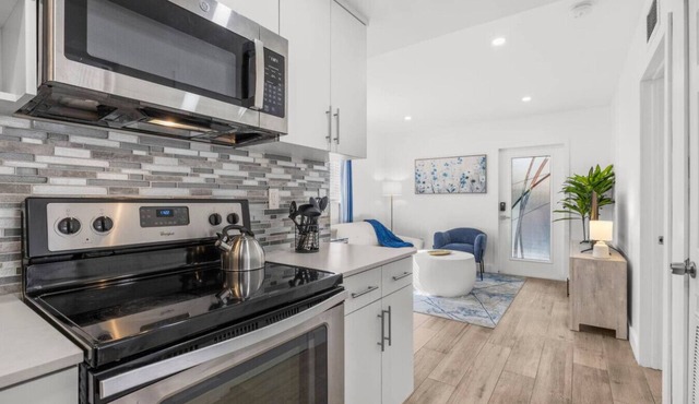 5 Mins to Brickell & Downtown - 2BR + Free Parking, Private Patio, Pets Ok
