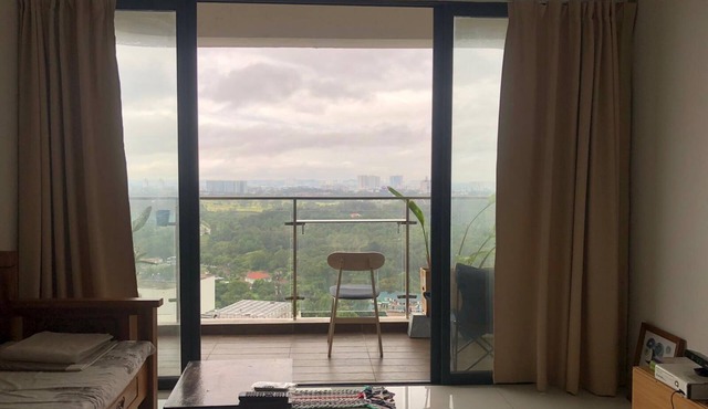 5 mins to CIQ and the city center, next to the beach and shopping center