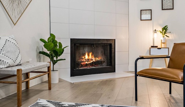 5 Mins to downtown - game-room and fire-pit and fenced yard