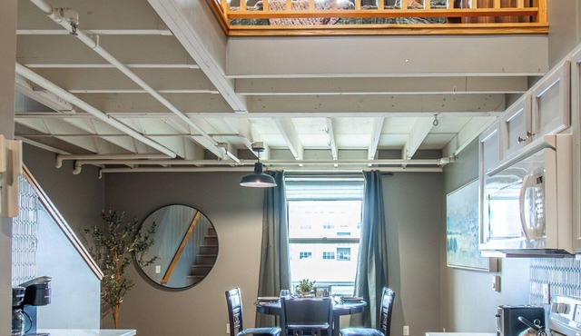 5 mins to Downtown I King I Loft I Keyless Entry