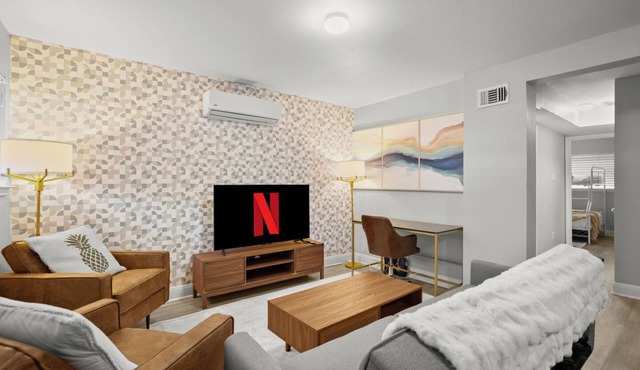 5 Mins to DT-500Mbps WiFi-Parking-W/D-KingBed-TV!