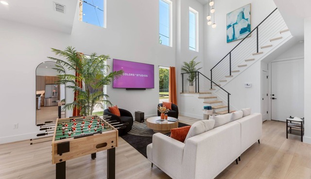 5 Mins to DT Dallas, Sleeps 14, Fast Wi-Fi + Office Space, Hot tub, Ping Pong