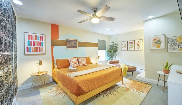 5 mins to DT, family friendly, hot tub, arcade, sleeps 8, fully fenced yard.